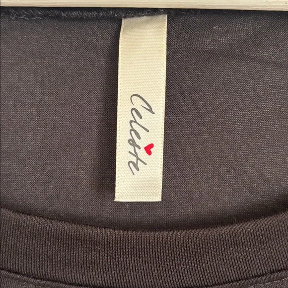 NWT Short Tulip Sleeve Floral Print V-Neck
Satin Top 1X Black/White - Picture 10 of 12